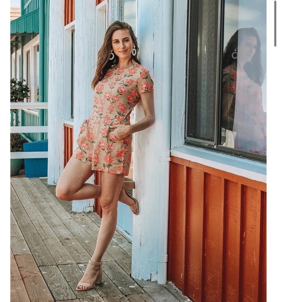 Banana Republic Floral Romper Womens 12P Tan Orange Red Carnation Short Sleeve